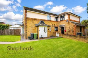 Isabel Gate, Cheshunt